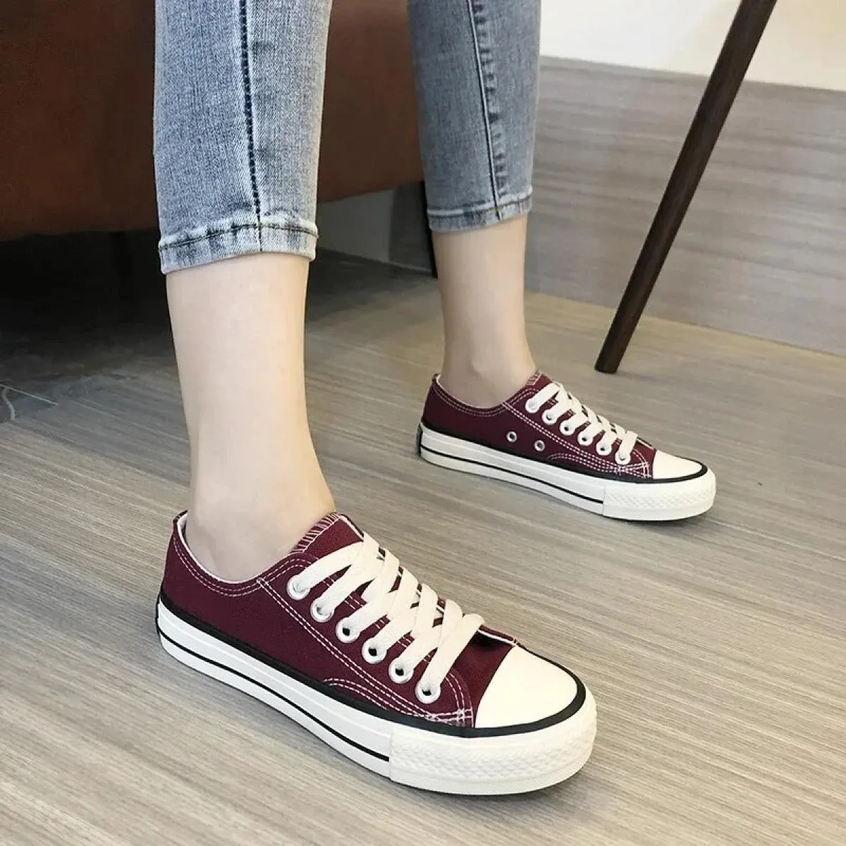 2024 vendita calda Lace Up scarpe vulcanizzate da donna nuove scarpe da ginnastica da donna all'aperto tacco piatto scarpe da te