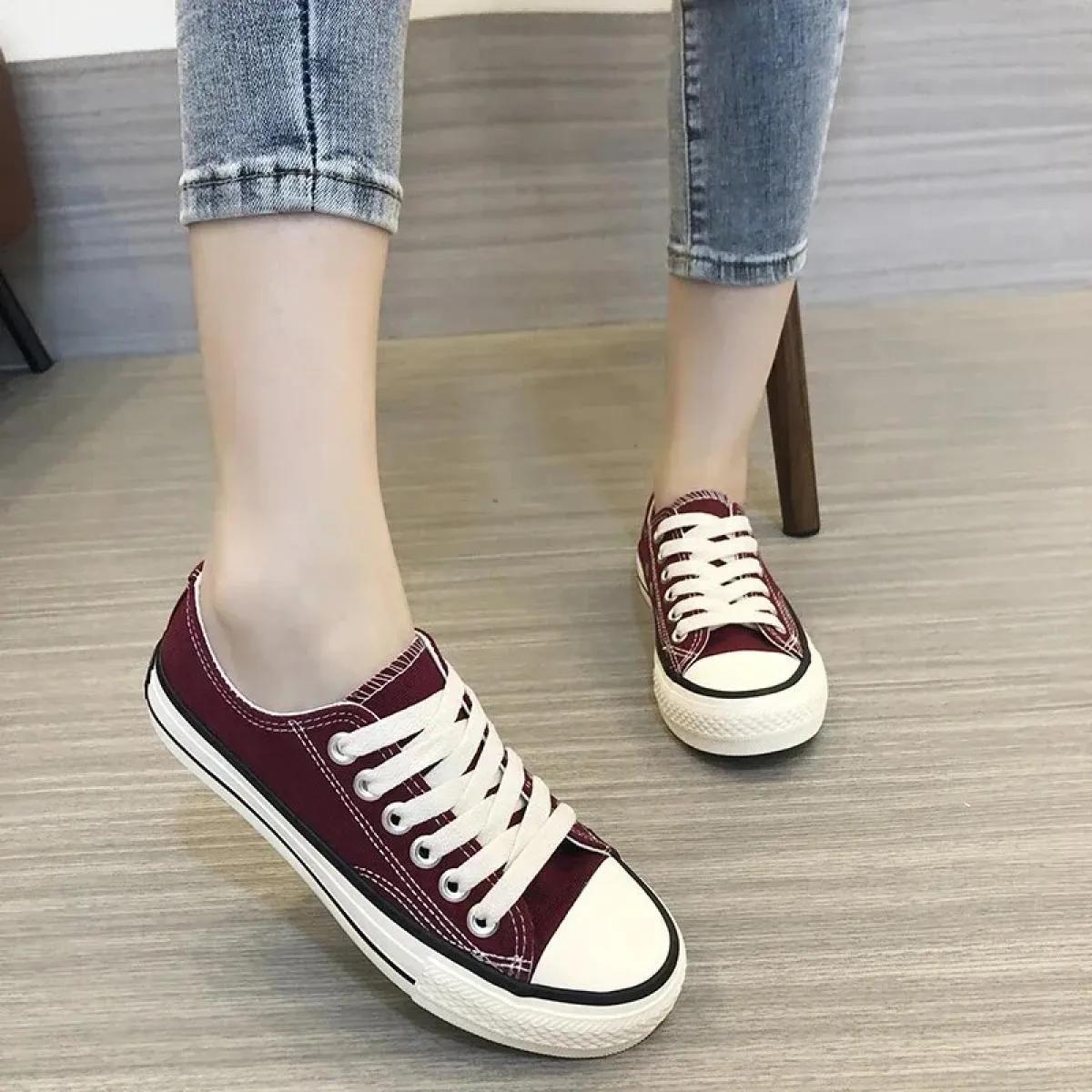 2024 vendita calda Lace Up scarpe vulcanizzate da donna nuove scarpe da ginnastica da donna all'aperto tacco piatto scarpe da te