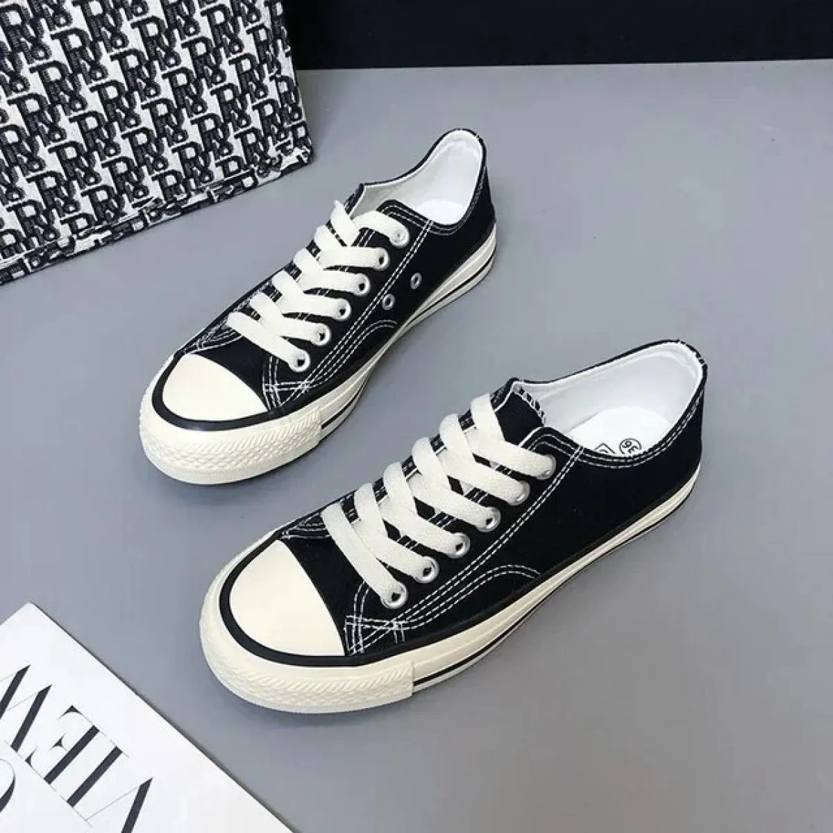 2024 vendita calda Lace Up scarpe vulcanizzate da donna nuove scarpe da ginnastica da donna all'aperto tacco piatto scarpe da te