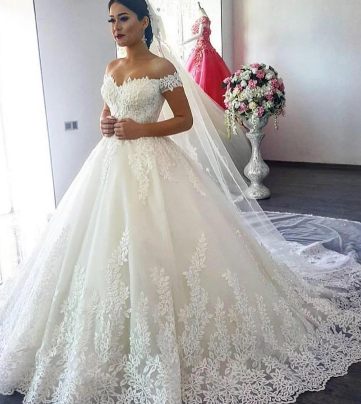 Abito da donna elegante con spalle scoperte, abito da sposa con applicazioni in pizzo, abito da sposa da spiaggia, abito da fest