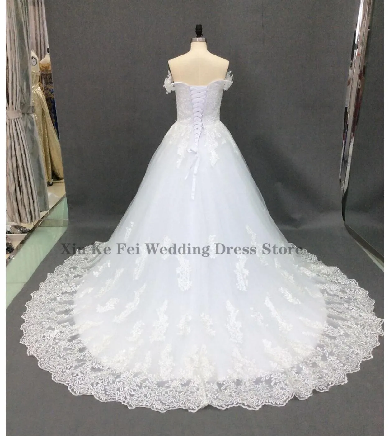 Abito da donna elegante con spalle scoperte, abito da sposa con applicazioni in pizzo, abito da sposa da spiaggia, abito da fest