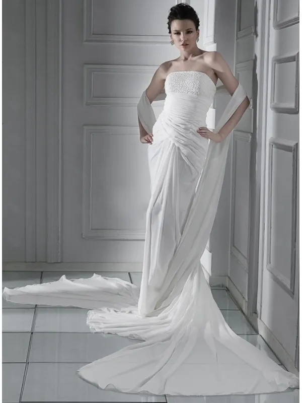 Abito da sposa aderente e fasciante con drappeggi in georgette