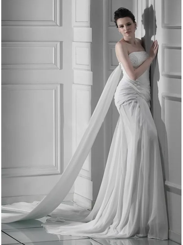 Abito da sposa aderente e fasciante con drappeggi in georgette