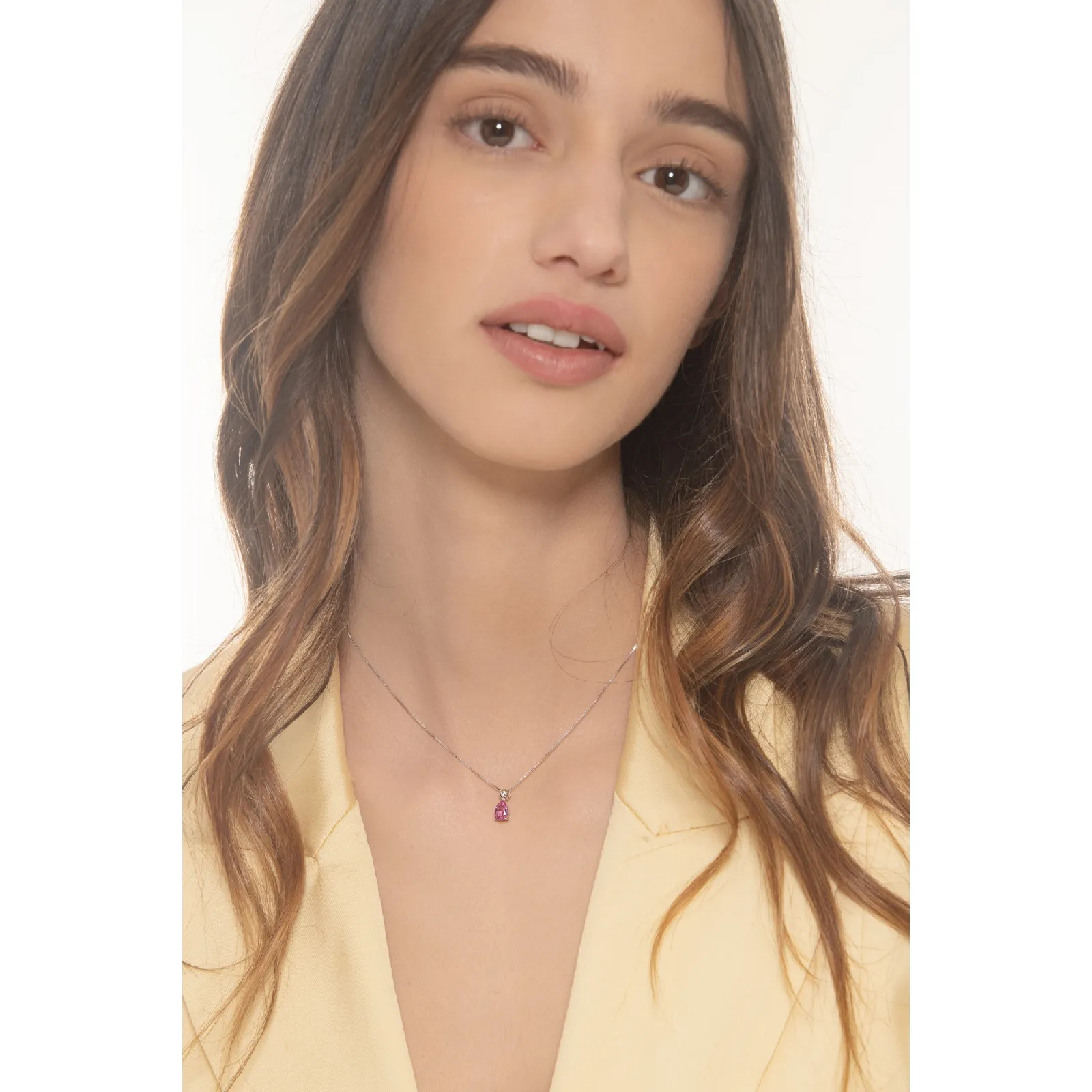 Collana in oro bianco 18k e ciondolo con zaffiro rosa a goccia di circa 7x5 mm e diamante
