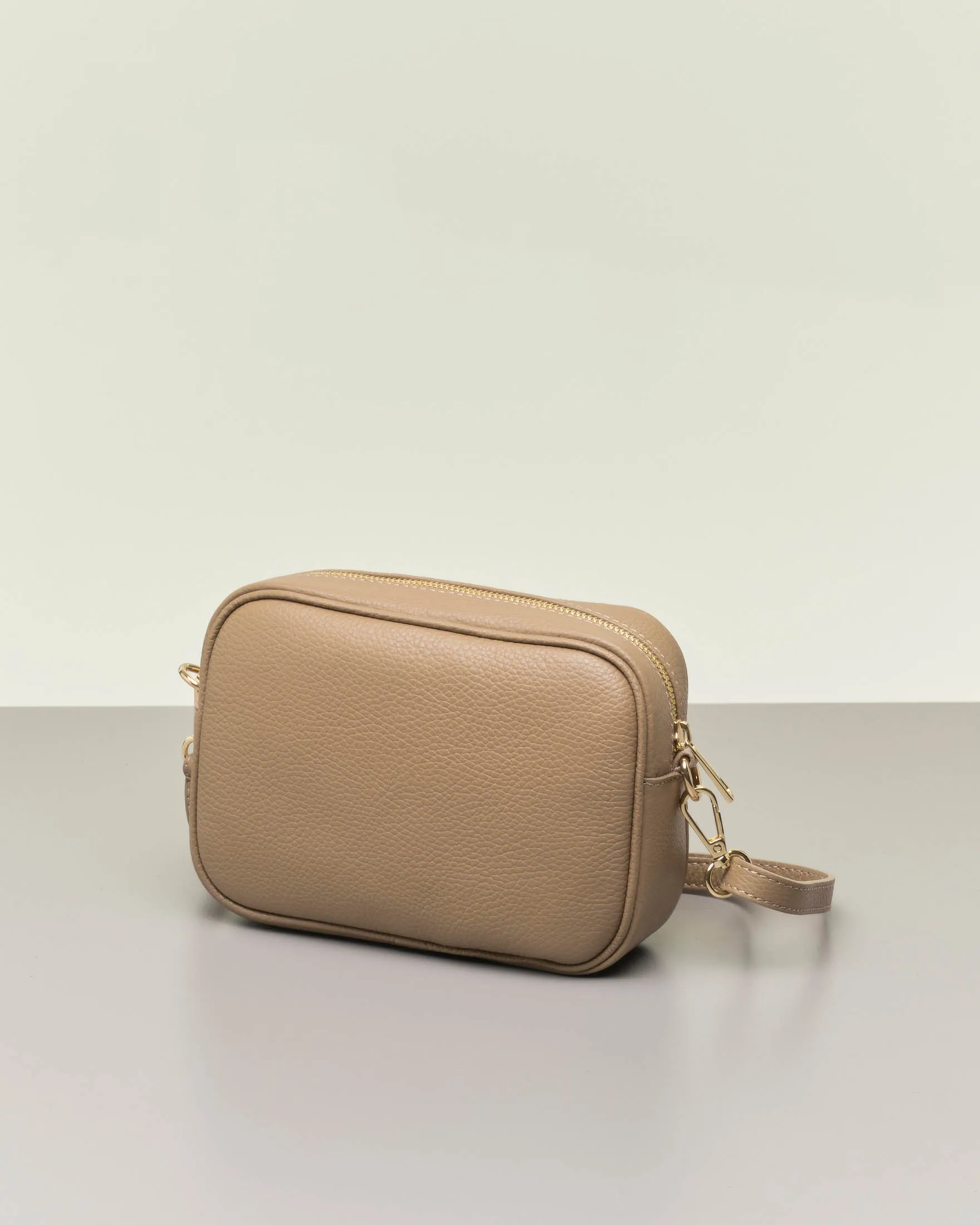 Cross bag color taupe in pelle efetto martellato