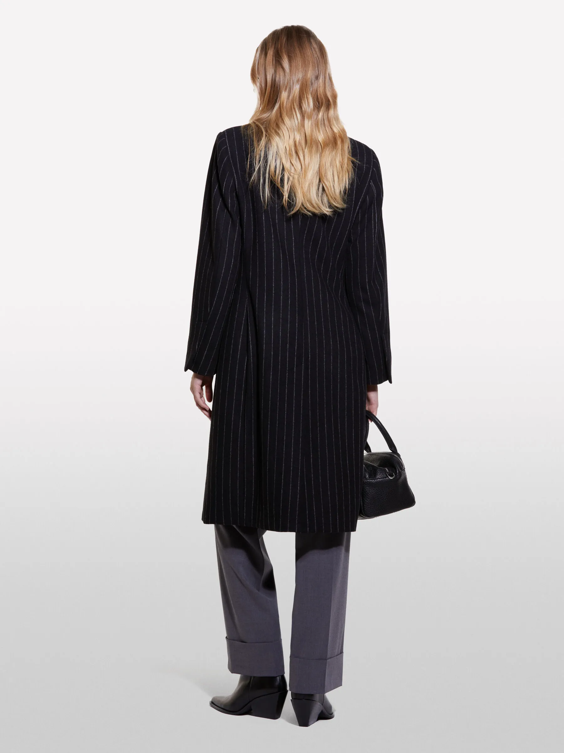 Nuovi arrivi      Cappotto gessato grigio scuro