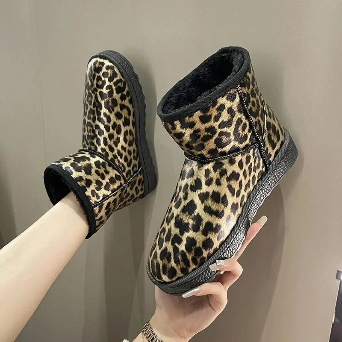 Nuovi stivali da neve Stivali invernali impermeabili da donna più scarpe imbottite in cotone antiscivolo calde in velluto Stival