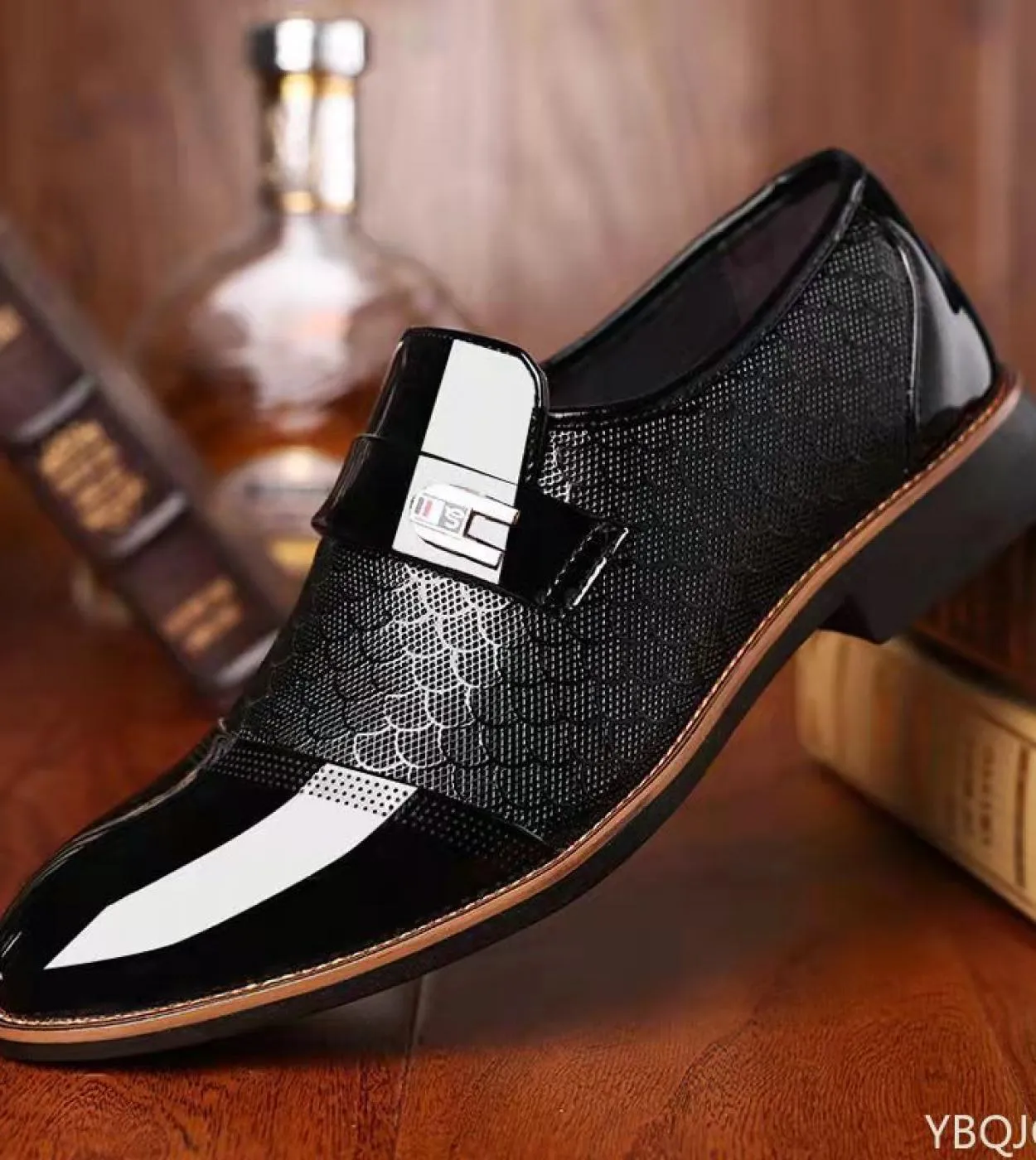 Scarpe da uomo Goffratura in pelle Moda classica Scarpe da uomo di lusso Calzature da uomo antiscivolo resistenti allusura Scar